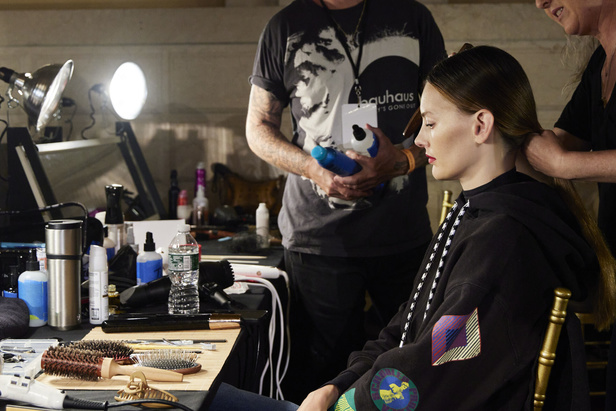 مجموعة كارولينا هيريرا لربيع وصيف 2023.. قطع مزخرفة وتصاميم استثنائية