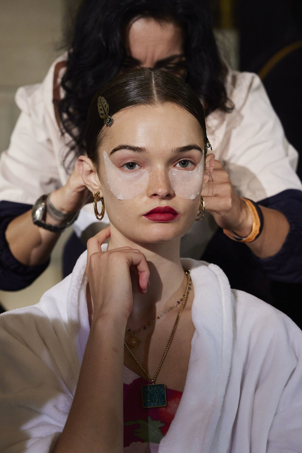 مجموعة كارولينا هيريرا لربيع وصيف 2023.. قطع مزخرفة وتصاميم استثنائية