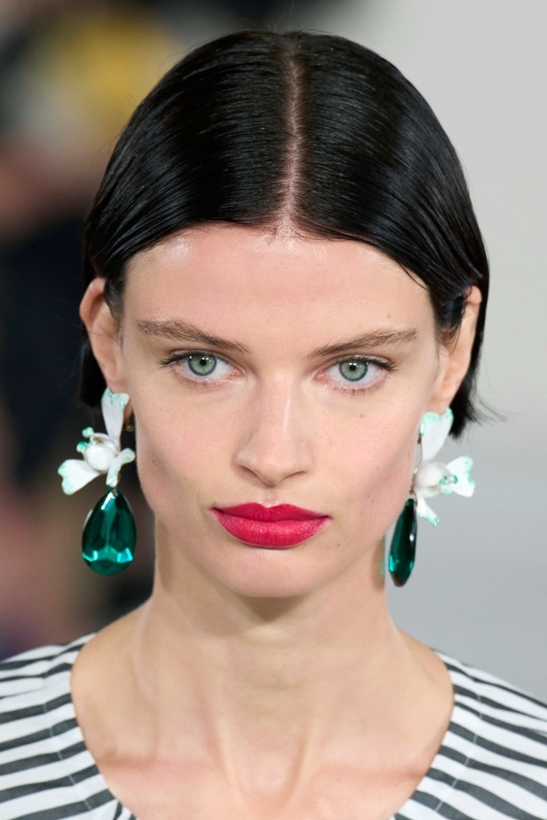 مجموعة كارولينا هيريرا لربيع وصيف 2023.. قطع مزخرفة وتصاميم استثنائية