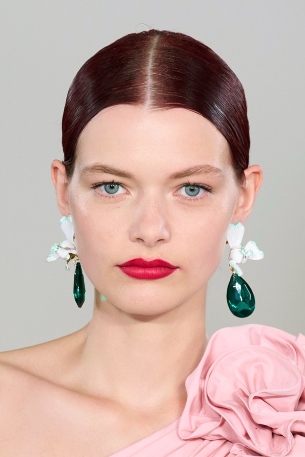 مجموعة كارولينا هيريرا لربيع وصيف 2023.. قطع مزخرفة وتصاميم استثنائية