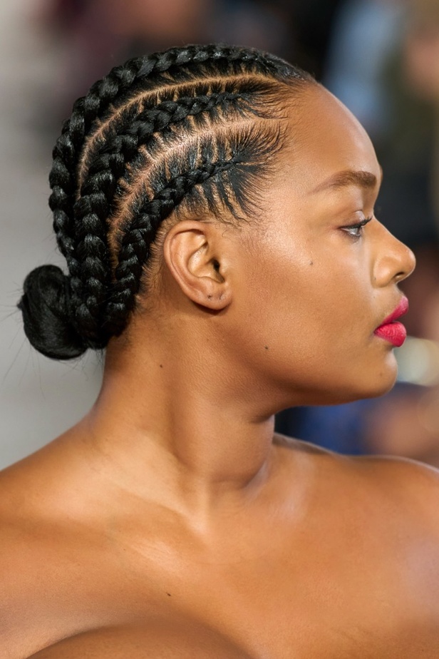 مجموعة كارولينا هيريرا لربيع وصيف 2023.. قطع مزخرفة وتصاميم استثنائية