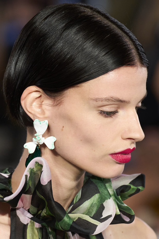 مجموعة كارولينا هيريرا لربيع وصيف 2023.. قطع مزخرفة وتصاميم استثنائية