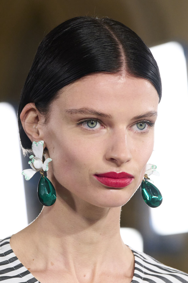 مجموعة كارولينا هيريرا لربيع وصيف 2023.. قطع مزخرفة وتصاميم استثنائية