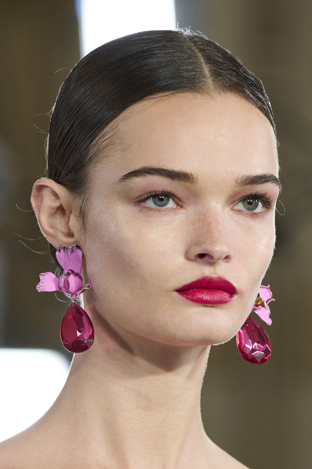 مجموعة كارولينا هيريرا لربيع وصيف 2023.. قطع مزخرفة وتصاميم استثنائية