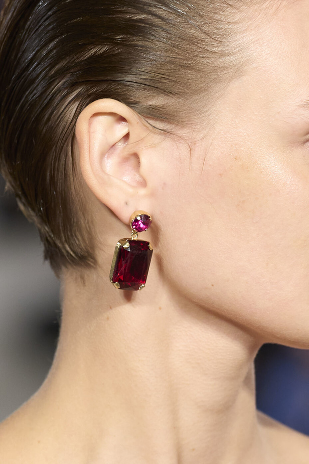 مجموعة كارولينا هيريرا لربيع وصيف 2023.. قطع مزخرفة وتصاميم استثنائية