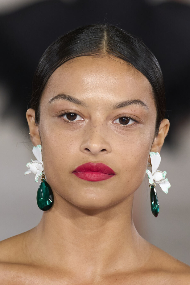 مجموعة كارولينا هيريرا لربيع وصيف 2023.. قطع مزخرفة وتصاميم استثنائية