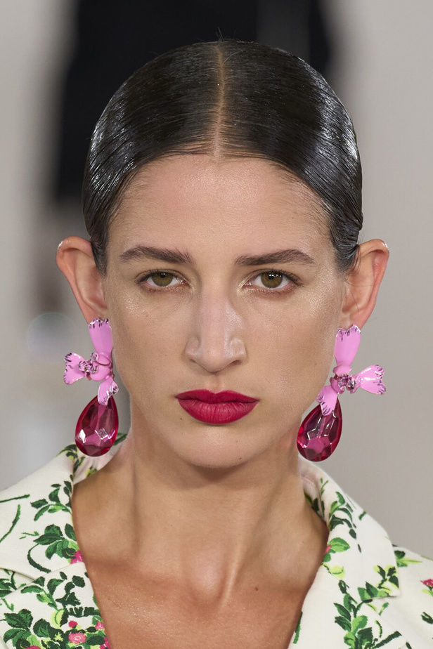 مجموعة كارولينا هيريرا لربيع وصيف 2023.. قطع مزخرفة وتصاميم استثنائية