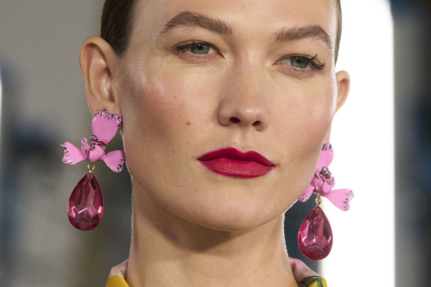 مجموعة كارولينا هيريرا لربيع وصيف 2023.. قطع مزخرفة وتصاميم استثنائية