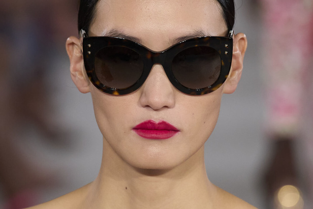 مجموعة كارولينا هيريرا لربيع وصيف 2023.. قطع مزخرفة وتصاميم استثنائية