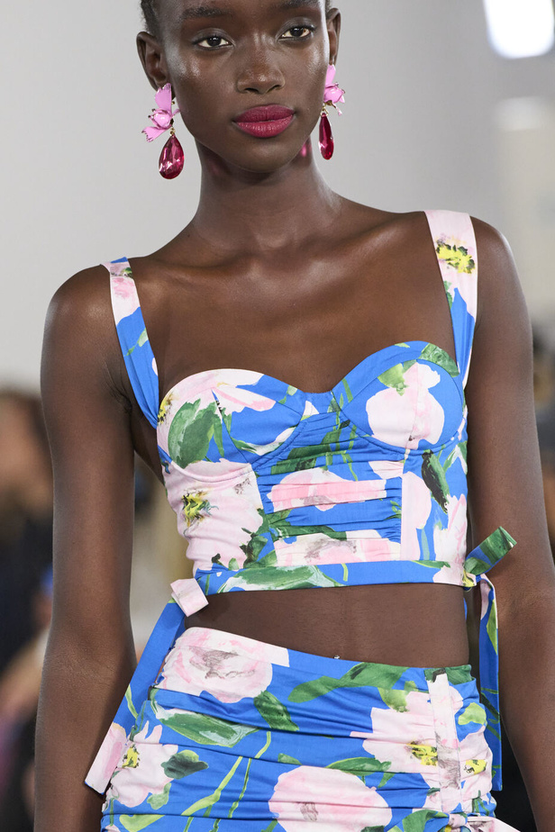 مجموعة كارولينا هيريرا لربيع وصيف 2023.. قطع مزخرفة وتصاميم استثنائية