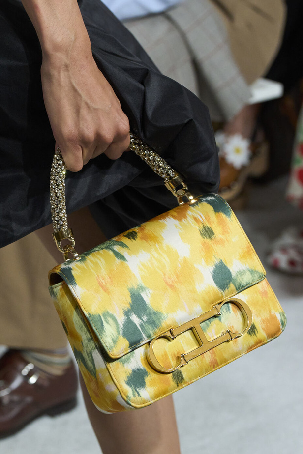 مجموعة كارولينا هيريرا لربيع وصيف 2023.. قطع مزخرفة وتصاميم استثنائية