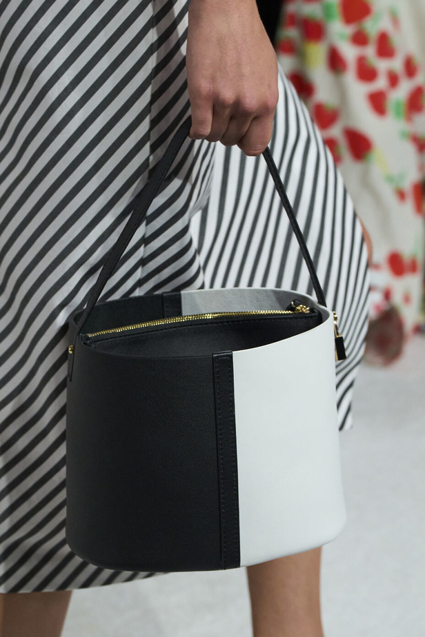 مجموعة كارولينا هيريرا لربيع وصيف 2023.. قطع مزخرفة وتصاميم استثنائية