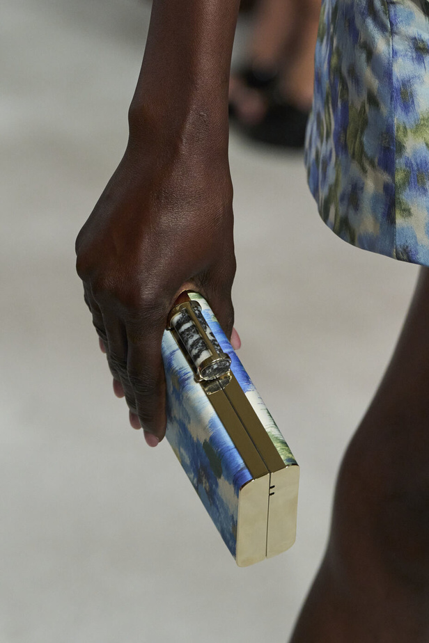 مجموعة كارولينا هيريرا لربيع وصيف 2023.. قطع مزخرفة وتصاميم استثنائية