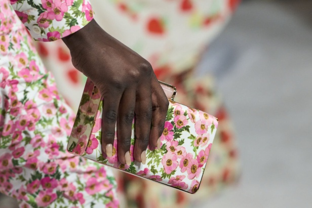 مجموعة كارولينا هيريرا لربيع وصيف 2023.. قطع مزخرفة وتصاميم استثنائية