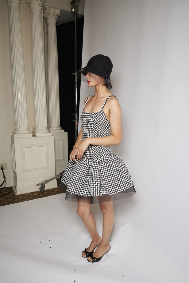 مجموعة كارولينا هيريرا لربيع وصيف 2023.. قطع مزخرفة وتصاميم استثنائية