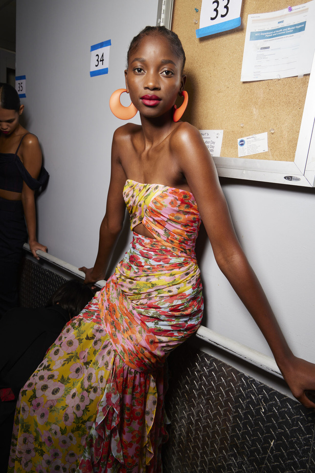 مجموعة كارولينا هيريرا لربيع وصيف 2023.. قطع مزخرفة وتصاميم استثنائية