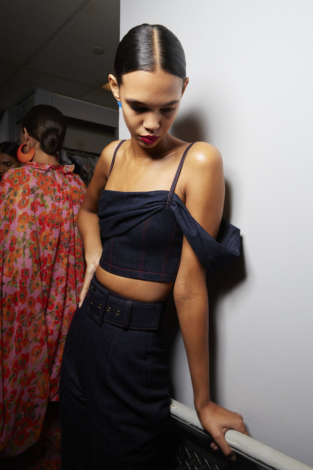 مجموعة كارولينا هيريرا لربيع وصيف 2023.. قطع مزخرفة وتصاميم استثنائية