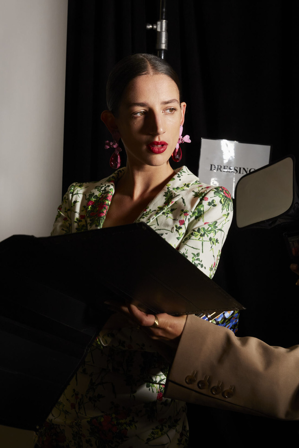 مجموعة كارولينا هيريرا لربيع وصيف 2023.. قطع مزخرفة وتصاميم استثنائية