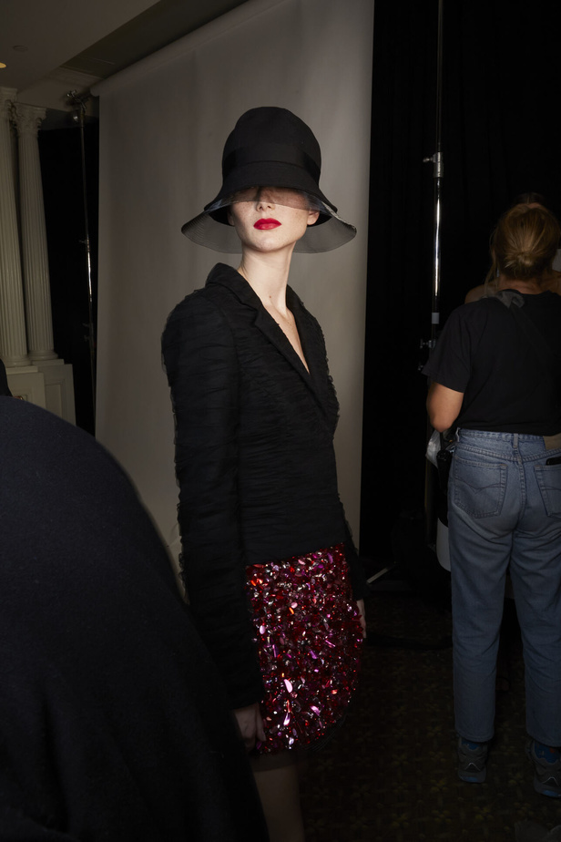 مجموعة كارولينا هيريرا لربيع وصيف 2023.. قطع مزخرفة وتصاميم استثنائية