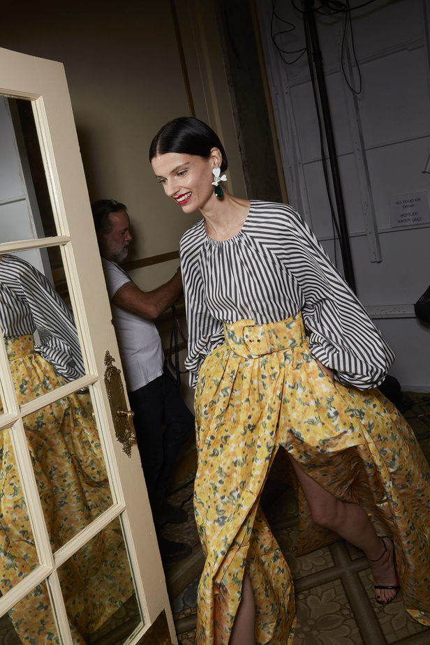 مجموعة كارولينا هيريرا لربيع وصيف 2023.. قطع مزخرفة وتصاميم استثنائية