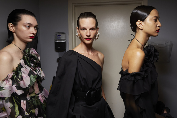 مجموعة كارولينا هيريرا لربيع وصيف 2023.. قطع مزخرفة وتصاميم استثنائية