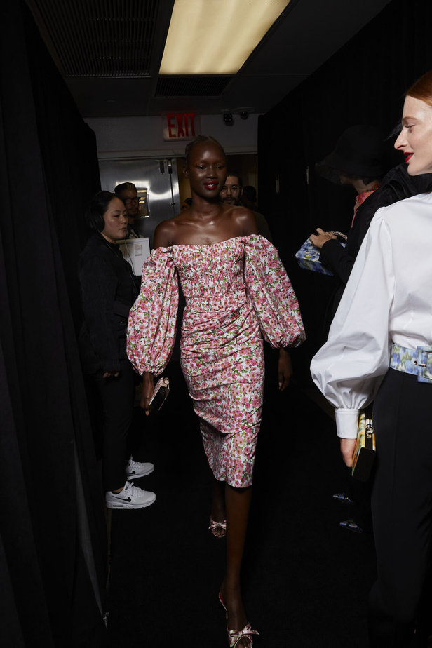 مجموعة كارولينا هيريرا لربيع وصيف 2023.. قطع مزخرفة وتصاميم استثنائية