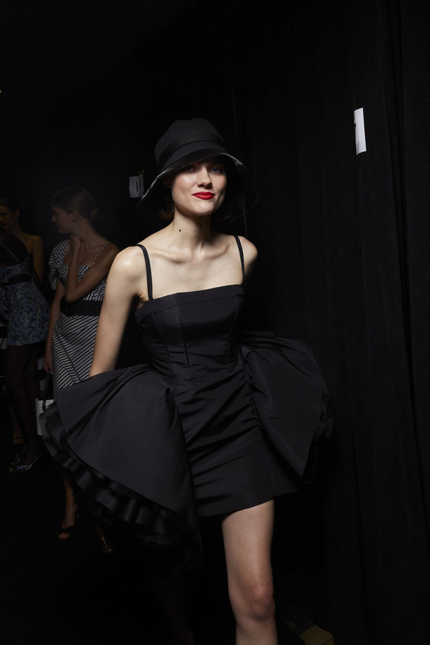 مجموعة كارولينا هيريرا لربيع وصيف 2023.. قطع مزخرفة وتصاميم استثنائية