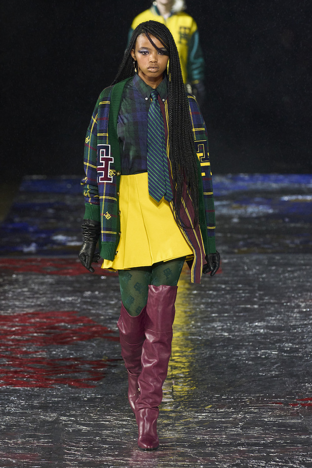 من مجموعة تومي هيلفيغر لموسم خريف وشتاء 2022-2023