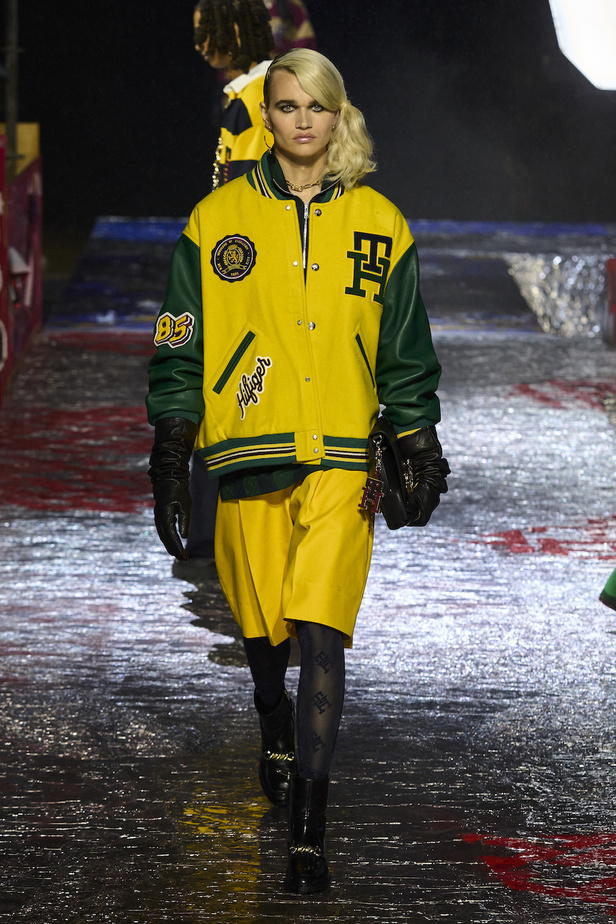 من مجموعة تومي هيلفيغر لموسم خريف وشتاء 2022-2023