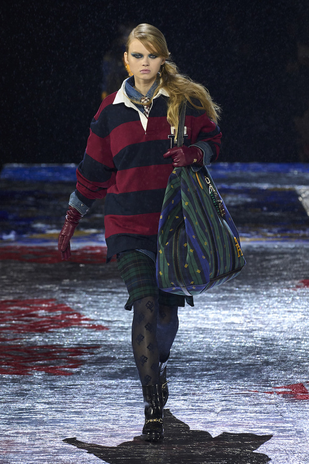 من مجموعة تومي هيلفيغر لموسم خريف وشتاء 2022-2023