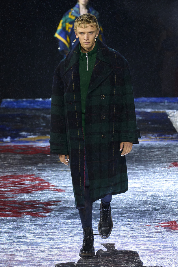 من مجموعة تومي هيلفيغر لموسم خريف وشتاء 2022-2023