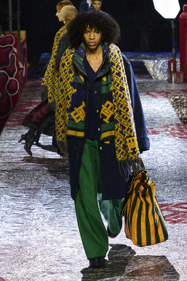 من مجموعة تومي هيلفيغر لموسم خريف وشتاء 2022-2023