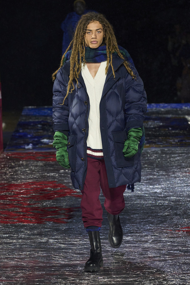 من مجموعة تومي هيلفيغر لموسم خريف وشتاء 2022-2023