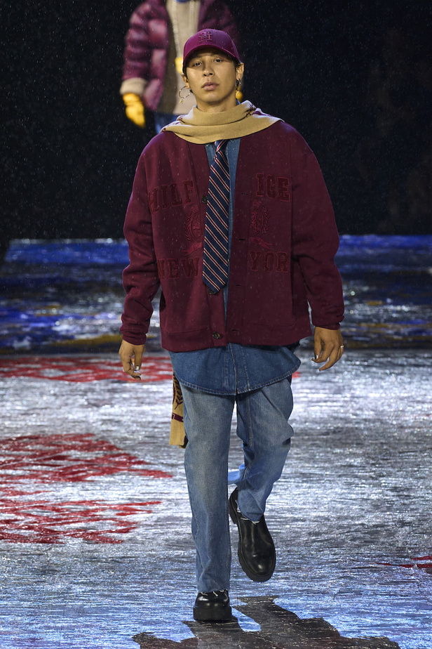 من مجموعة تومي هيلفيغر لموسم خريف وشتاء 2022-2023