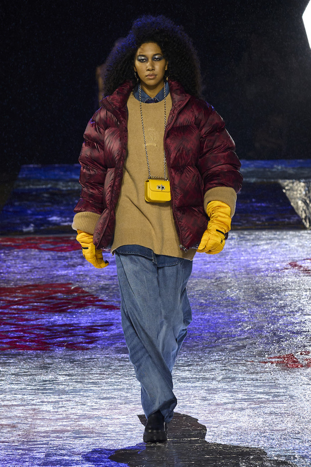 من مجموعة تومي هيلفيغر لموسم خريف وشتاء 2022-2023