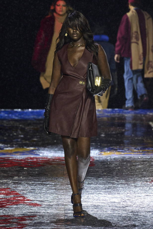 من مجموعة تومي هيلفيغر لموسم خريف وشتاء 2022-2023