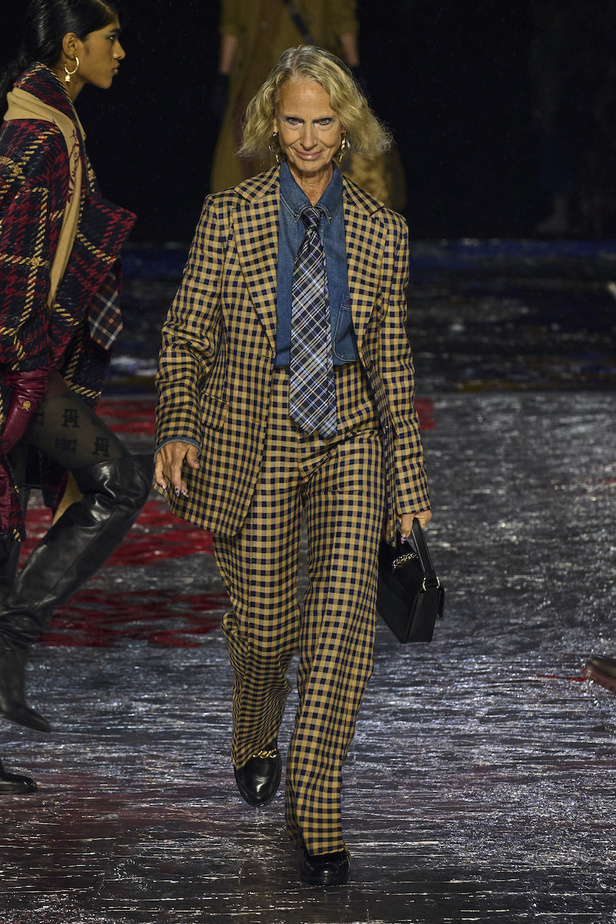 من مجموعة تومي هيلفيغر لموسم خريف وشتاء 2022-2023