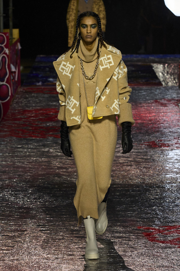 من مجموعة تومي هيلفيغر لموسم خريف وشتاء 2022-2023