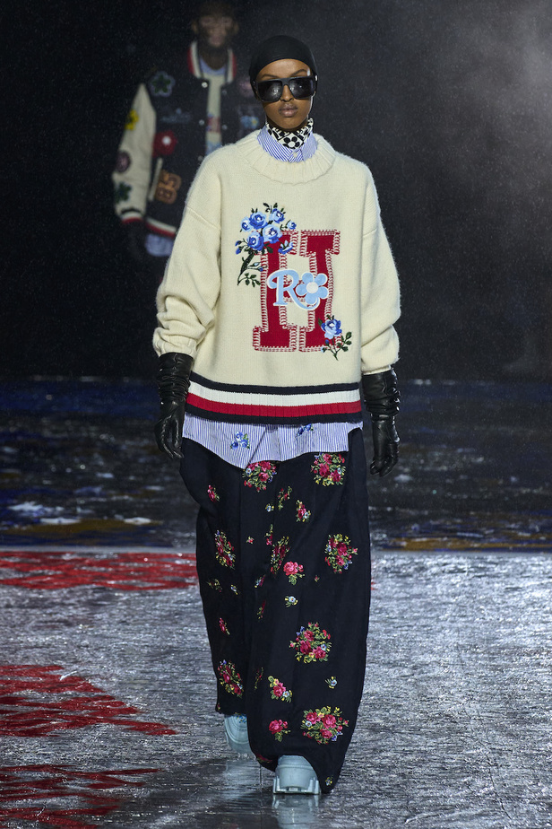 من مجموعة تومي هيلفيغر لموسم خريف وشتاء 2022-2023