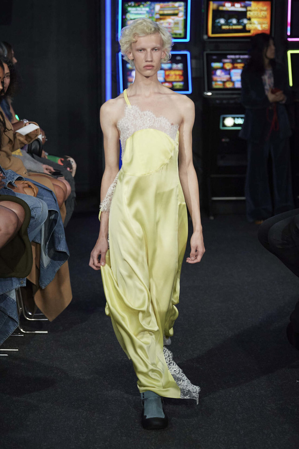 إنذار للبشرية وتحية للملكة في مجموعة JW Anderson لربيع وصيف 2023