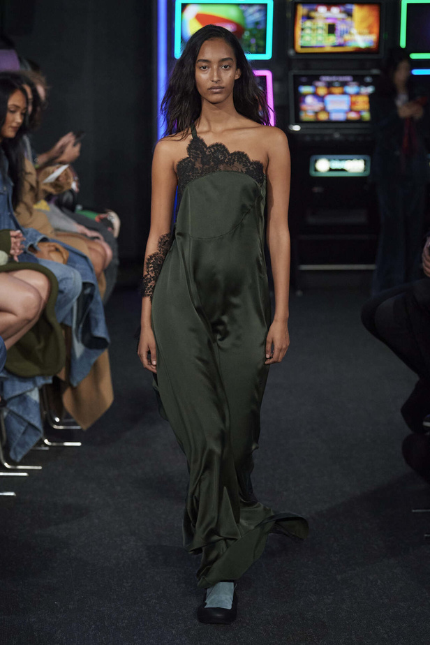 إنذار للبشرية وتحية للملكة في مجموعة JW Anderson لربيع وصيف 2023