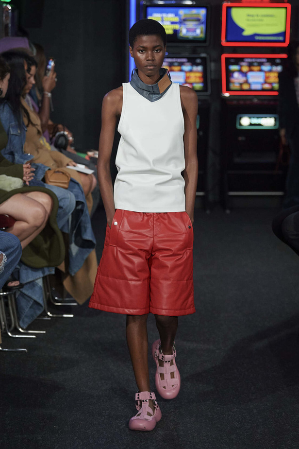 إنذار للبشرية وتحية للملكة في مجموعة JW Anderson لربيع وصيف 2023