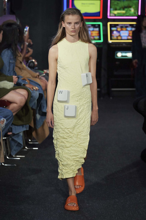 إنذار للبشرية وتحية للملكة في مجموعة JW Anderson لربيع وصيف 2023