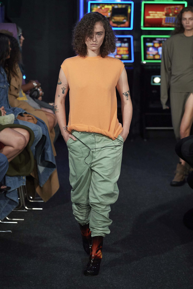 إنذار للبشرية وتحية للملكة في مجموعة JW Anderson لربيع وصيف 2023