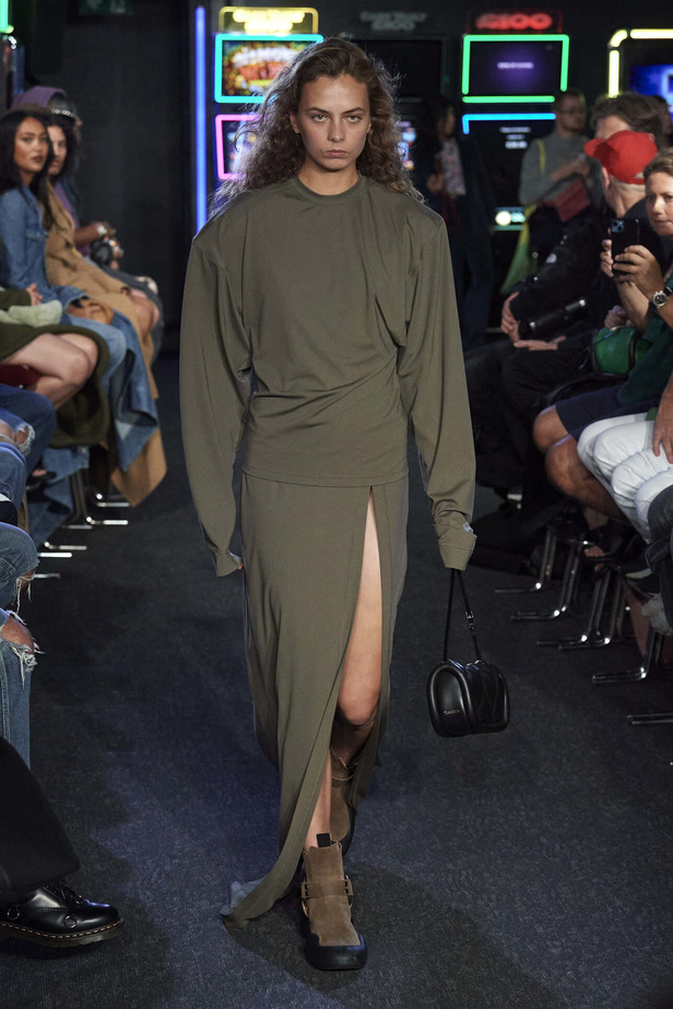 إنذار للبشرية وتحية للملكة في مجموعة JW Anderson لربيع وصيف 2023