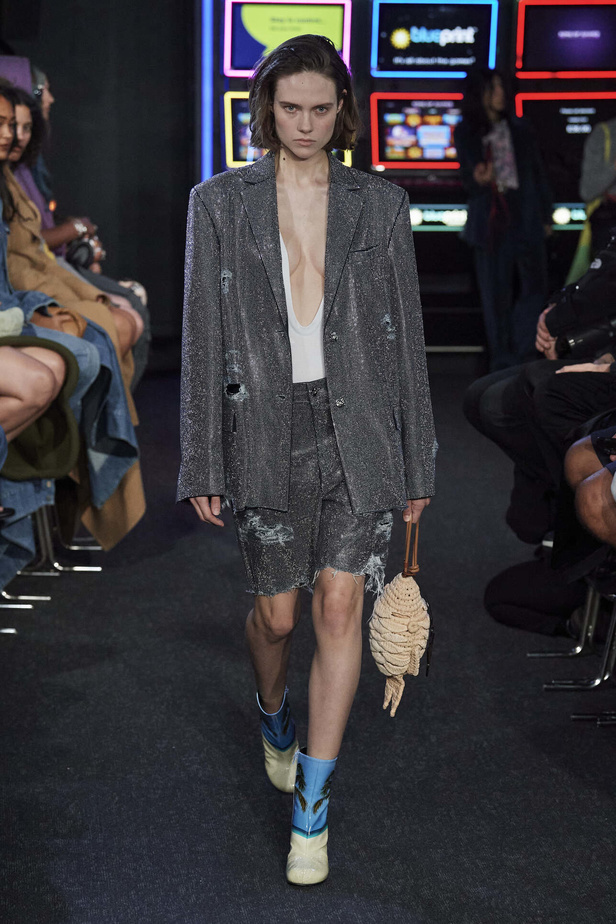 إنذار للبشرية وتحية للملكة في مجموعة JW Anderson لربيع وصيف 2023