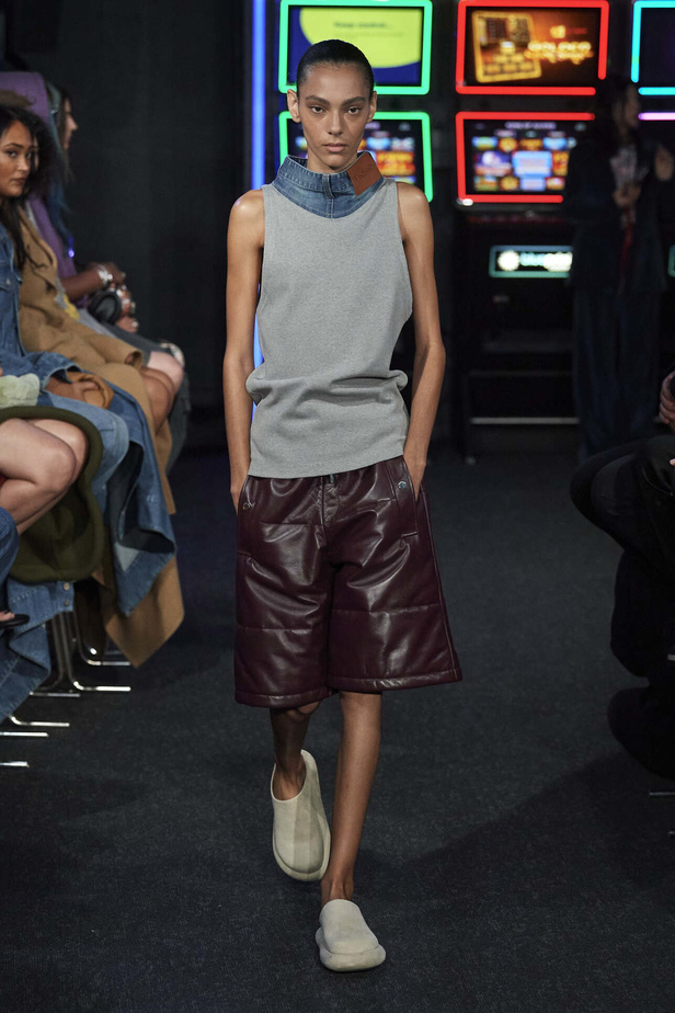 إنذار للبشرية وتحية للملكة في مجموعة JW Anderson لربيع وصيف 2023