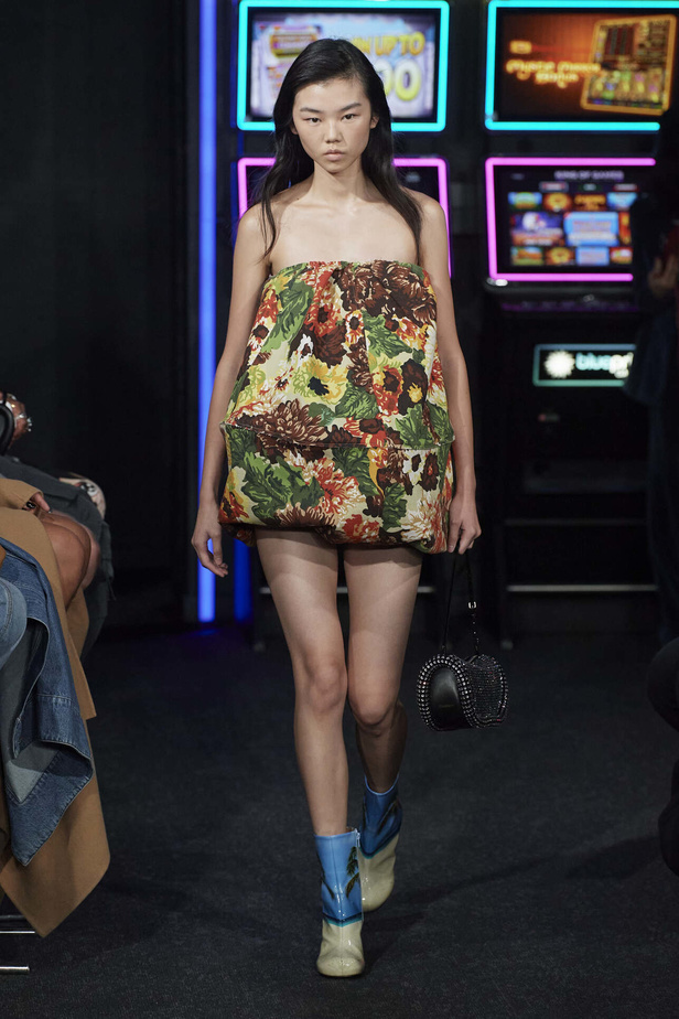 إنذار للبشرية وتحية للملكة في مجموعة JW Anderson لربيع وصيف 2023