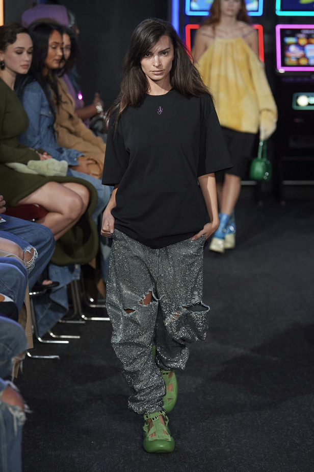 إنذار للبشرية وتحية للملكة في مجموعة JW Anderson لربيع وصيف 2023