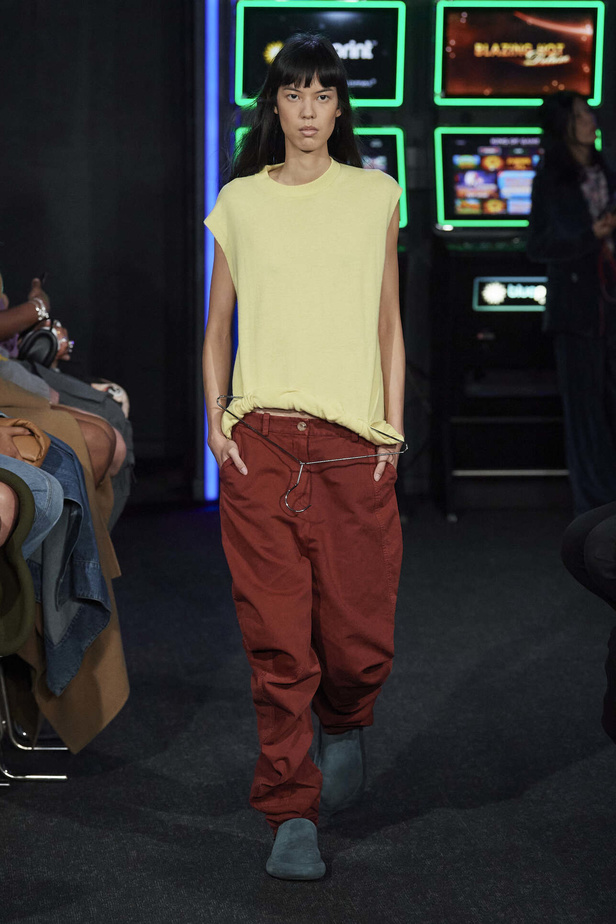 إنذار للبشرية وتحية للملكة في مجموعة JW Anderson لربيع وصيف 2023